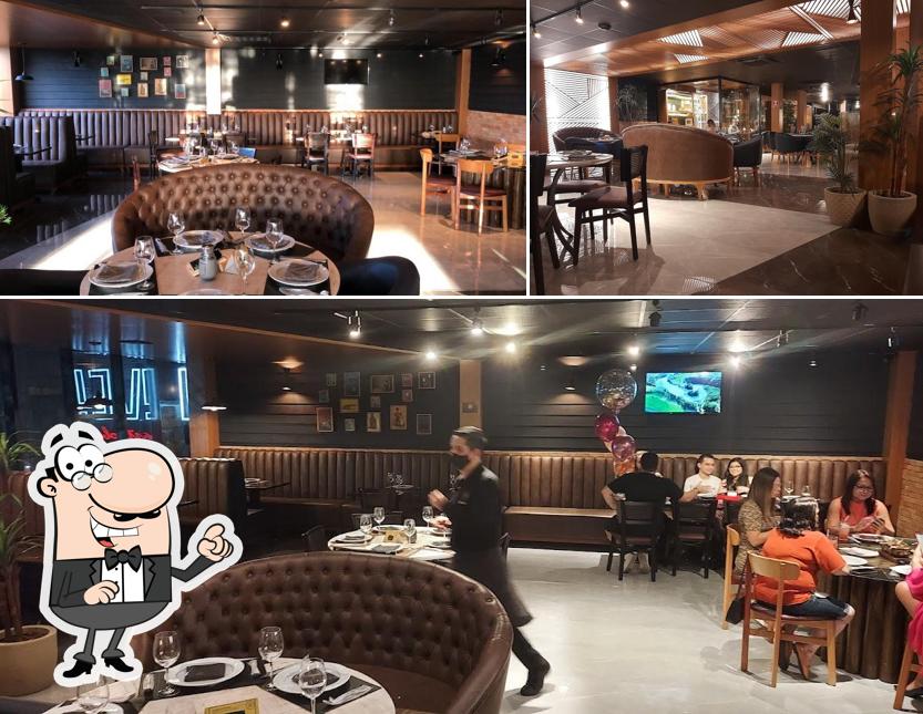 O interior do Grand Parrilla Steak House