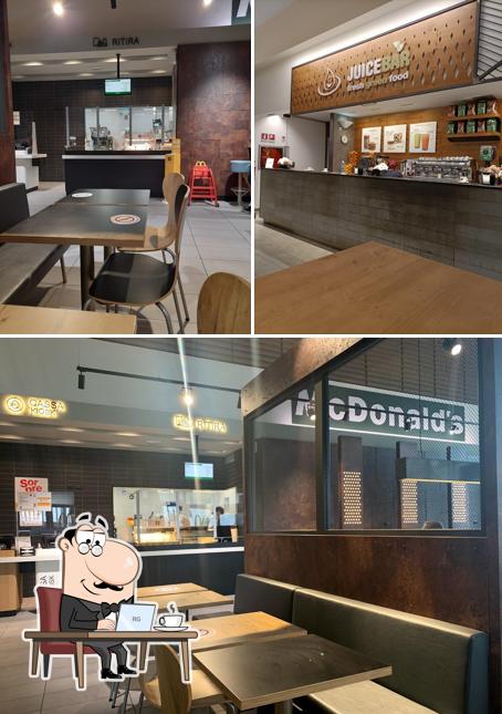 Dai un'occhiata agli interni di McDonald’s Rho area di servizio A4