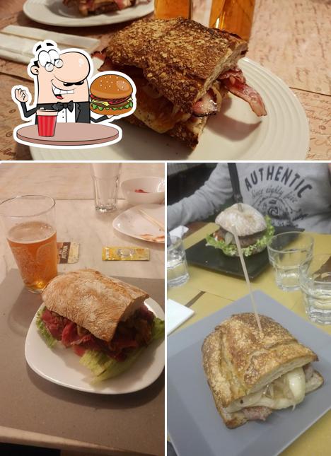 Prueba una hamburguesa en Bar Da Vittoria