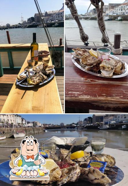 Try out seafood at Fleur des Ondes (bateau)