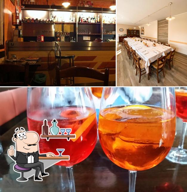 La foto di interni e bevanda da Trattoria Bar Giardino