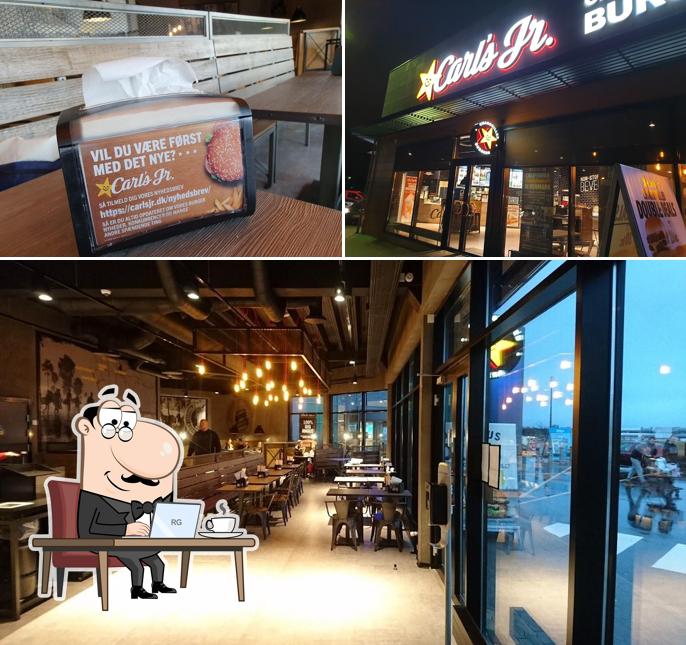 Installez-vous à l'une des tables de Carl's Jr