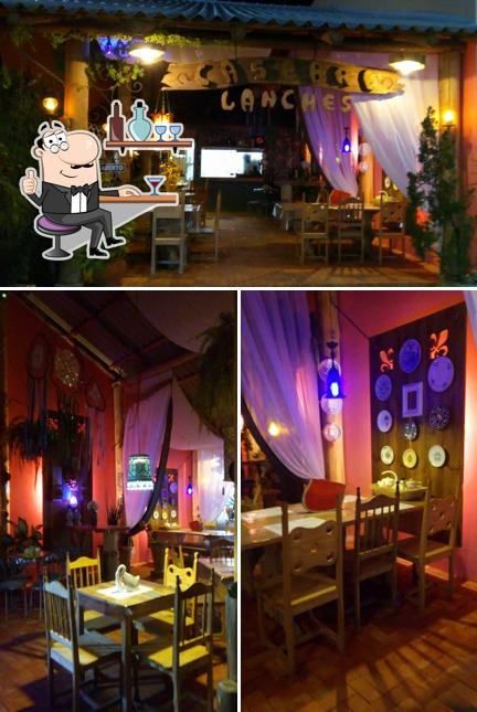 O interior do Casebre encantado lounge pub