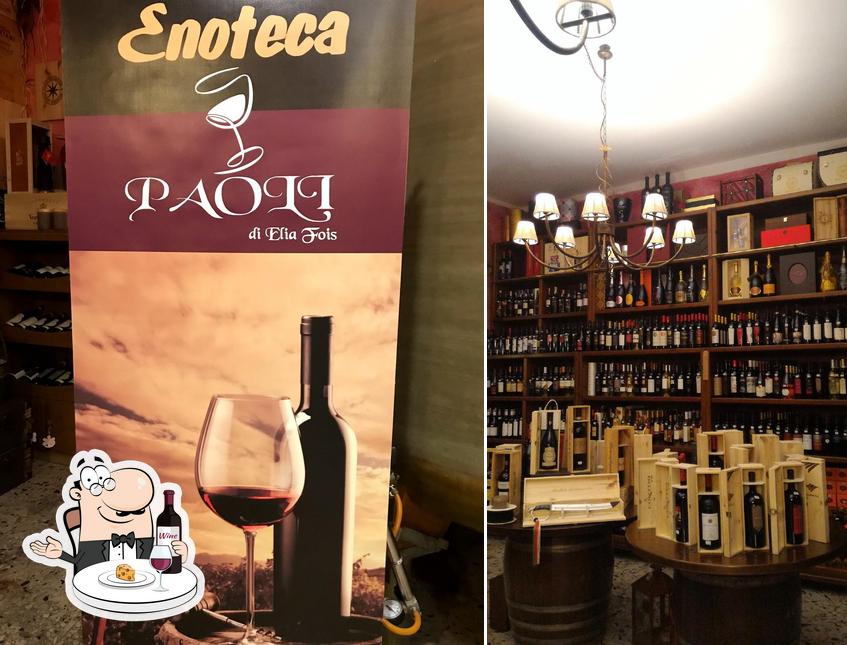 Degusta un bicchiere di vino a Enoteca Paoli di Elia Fois