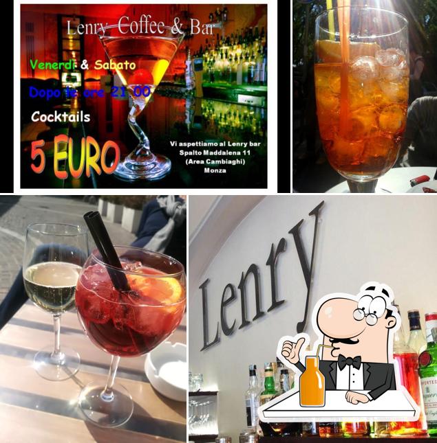 Goditi un drink a Lenry Bar Coffee