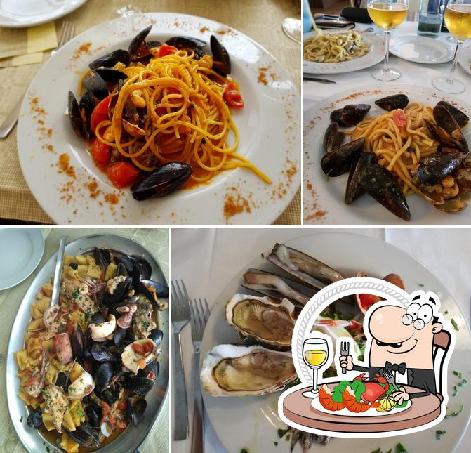 Kostet diverse Meeresfrüchte, die von Sapore di Mare serviert werden