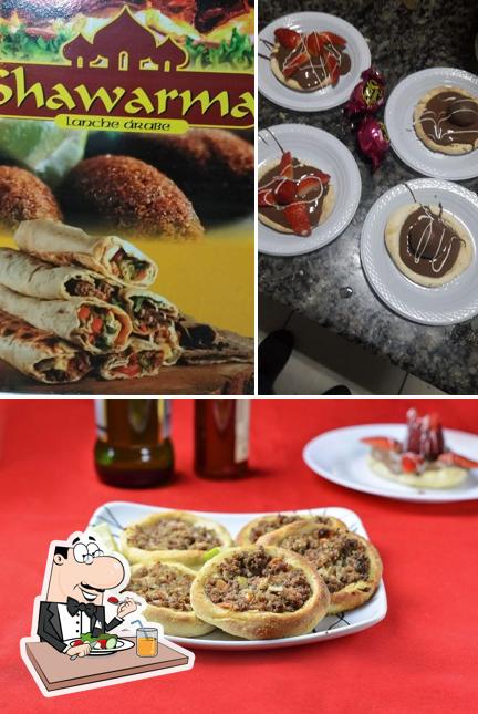 Dê uma olhada a imagem apresentando comida e mesa de jantar a shawarma