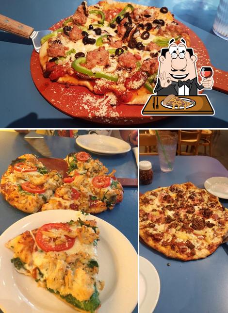 Попробуйте пиццу в "Reginelli's Pizzeria"