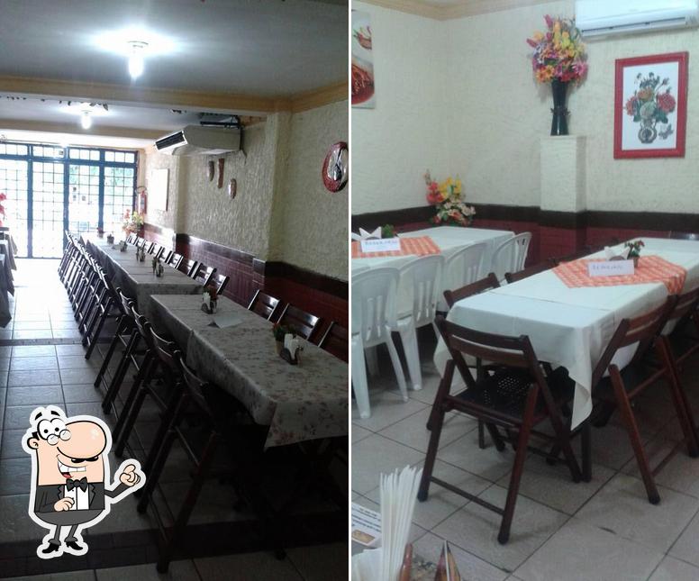 Sente em uma das mesas no Restaurante Nossa Casa Buffet E Eventos