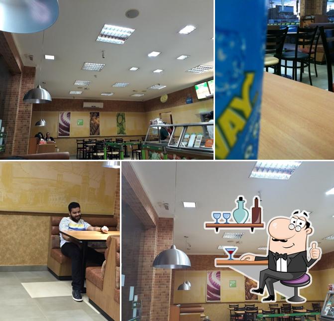 Sente em uma das mesas no Subway