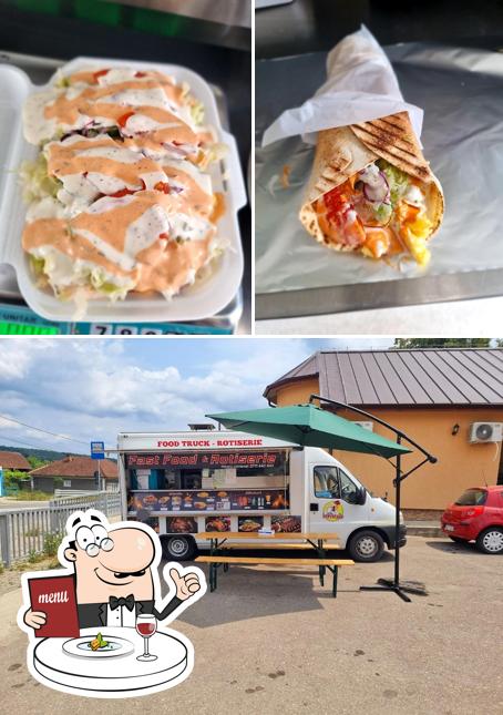 Entre la variedad de cosas que hay en Rotiserie - Fast Food Ceica también tienes comida y exterior