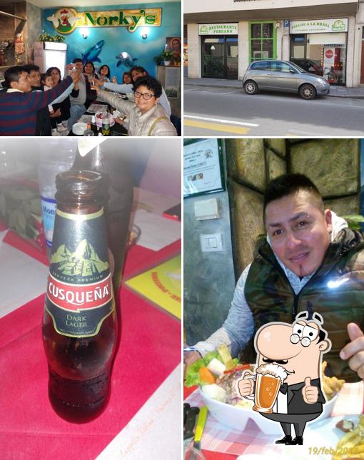 Puoi ordinare un rinfrescante bicchiere di birra chiara o scura