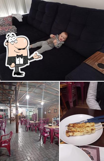 A imagem do Espetinho do Fernando’s interior e comida