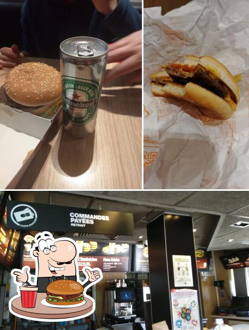 Prenez un hamburger à McDonald's