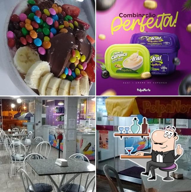 Dê uma olhada a ilustração apresentando interior e comida no Claudino sorveteria e açaí