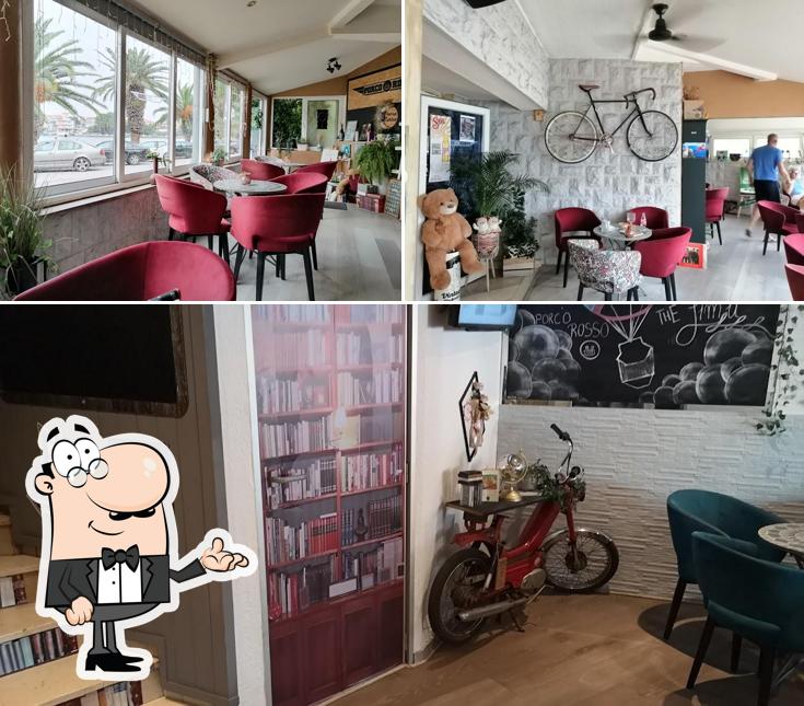 Dai un'occhiata agli interni di Cafe Porco Rosso