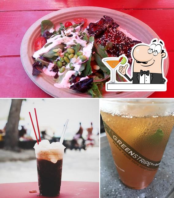 Это фото, где изображены напитки и еда в Waikiki Beachside Bistro