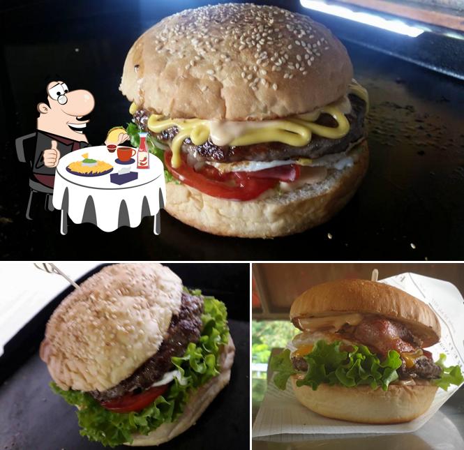 Ordina uno dei tipi di hamburger serviti a Brunarca Laško Lasko