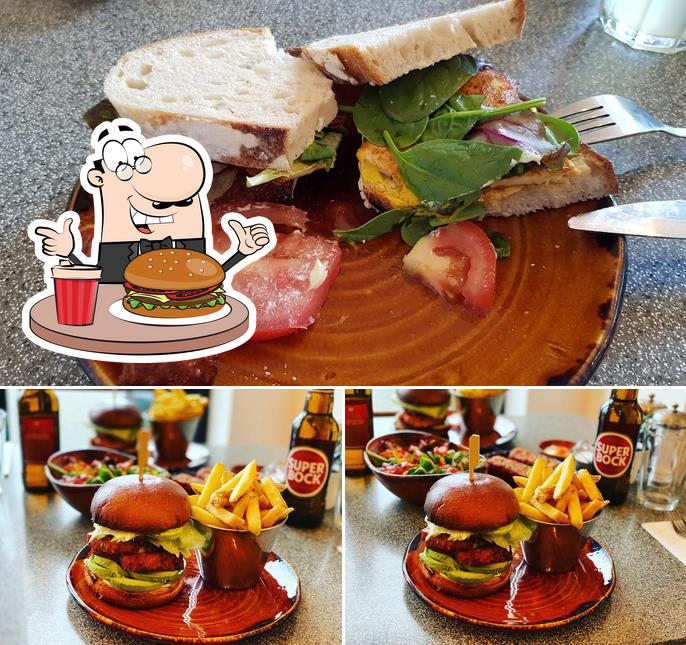 Попробуйте гамбургеры в "The Algarve - Coffee Shop & Restaurant"