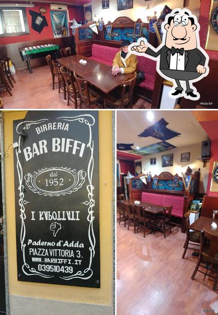 Guarda la foto che mostra la interni e lavagna di Bar Biffi