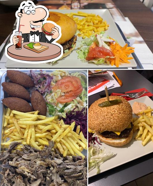 Prenez un hamburger à Café Restaurant Saint-Germain