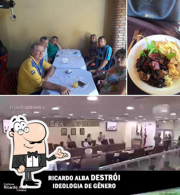 Sente em uma das mesas no Restaurante e Pizzaria Fornaça