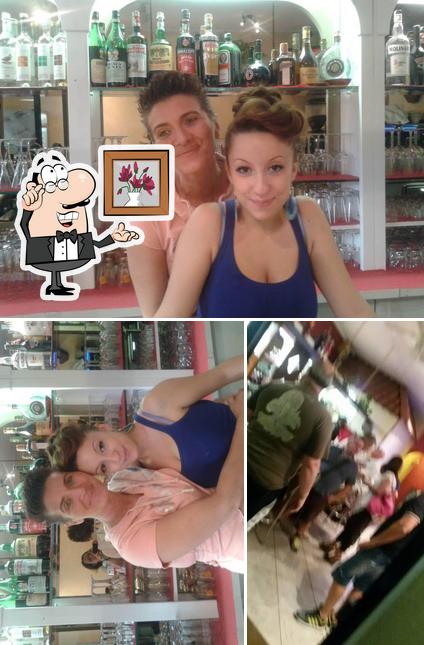 Questa è la immagine che raffigura la interni e bancone da bar di Bar Mercado Cafe