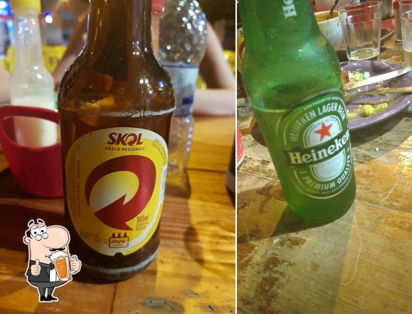 Desfute um copo de cerveja leve ou escura