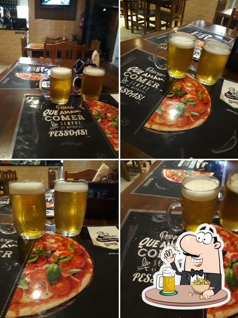 Pizzaria e Esfiharia Nonna Vitoria offerece uma seleção de cervejas