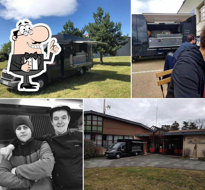 Look at the photo of SlicedMeat Foodtruck