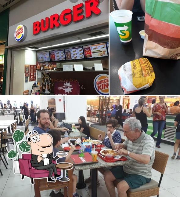 Sente em uma das mesas no Burger King