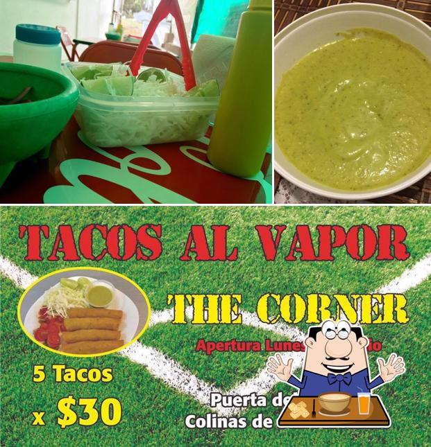 Observa las fotografías donde puedes ver comida y interior en Tacos a vapor the corner