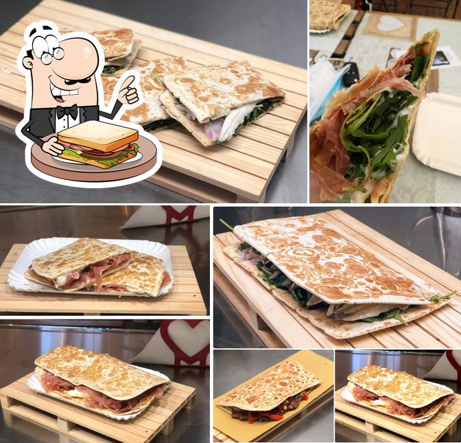 Ordina un panino a Tutto Gusto Piadineria