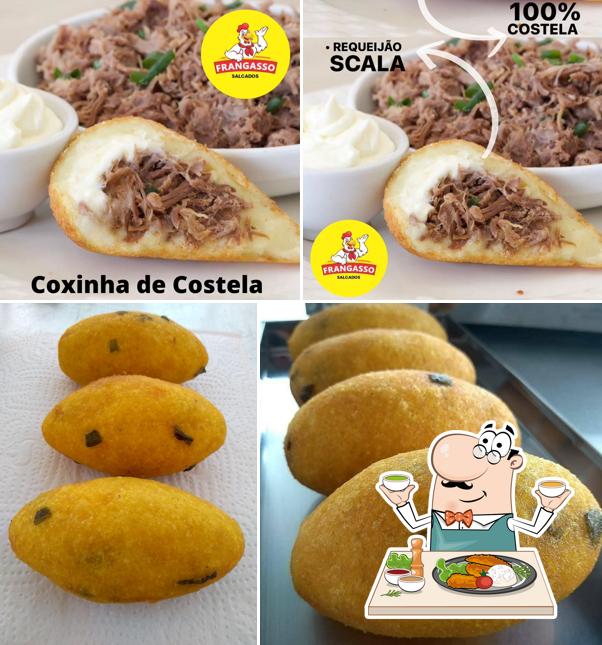 Sanduíche de carne de porco desfiada em Frangasso Salgados