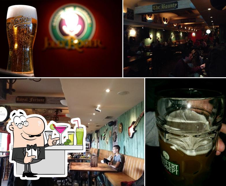Взгляните на это изображение, где видны барная стойка и напитки в Jolly Roger Pub
