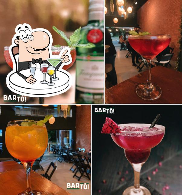 Experimente uma drinque alcoólico do menu