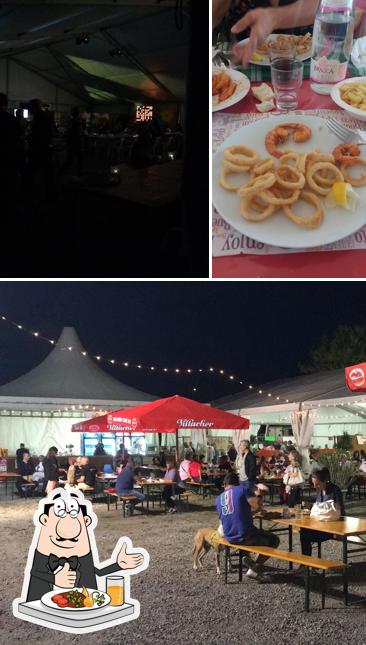 La foto di cibo e bancone da bar da Festa dell'Unità Brembate-Grignano-Filago