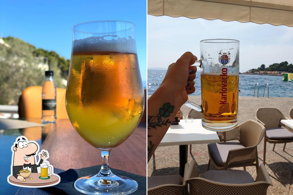 Puoi ordinare un rinfrescante bicchiere di birra chiara o scura