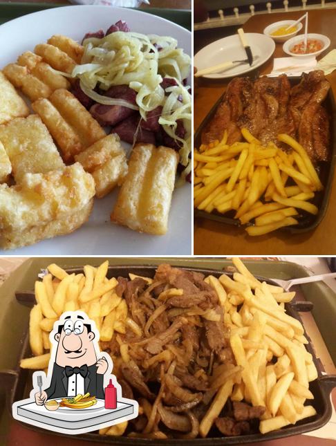 Taste French-fried potatoes at Empório de Comidas - Shopping Borbon