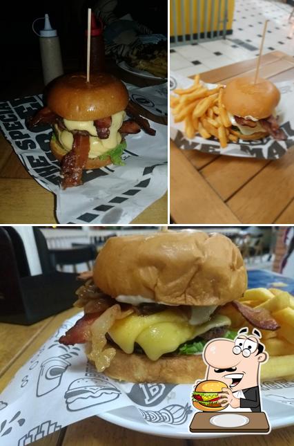 Peça um hambúrguer no Marvel Burger