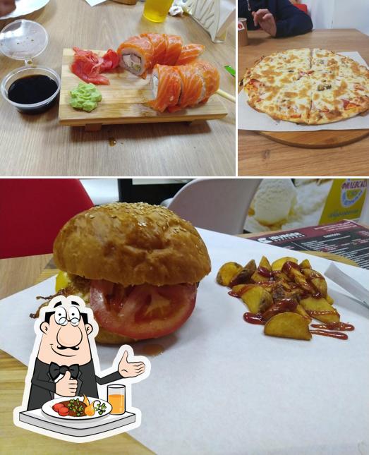 Посмотрите на этот снимок, где видны еда и напитки в Пицца vs Суши