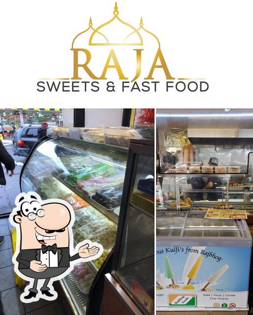 Mire esta foto de Raja Sweets & Fast Food
