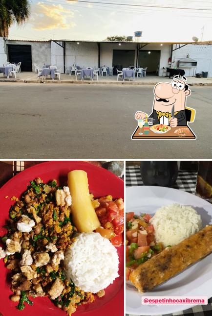 Dê uma olhada a foto mostrando comida e exterior no Espetinho Caxibrema - Cruzeiro do sul