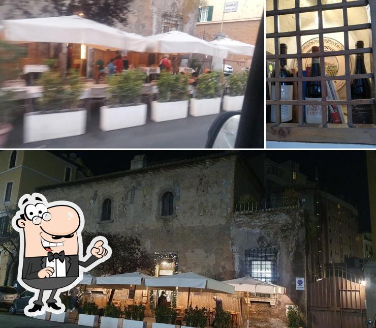 La foto della esterno e alcol di Trattoria Antico Falcone