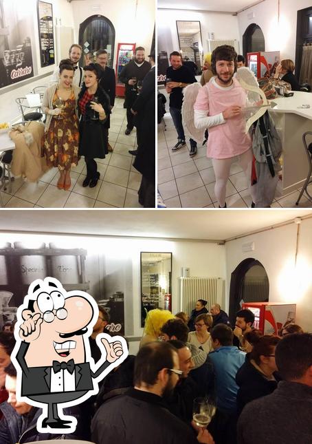 Dai un'occhiata agli interni di COKY BAR