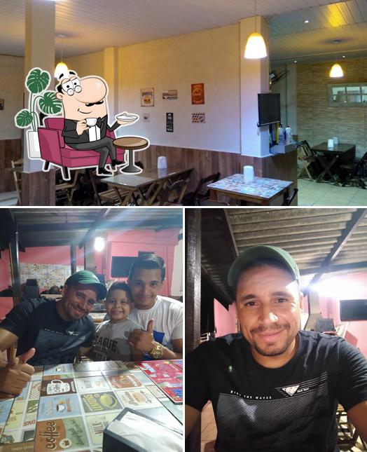 Sente em uma das mesas no Edupizza