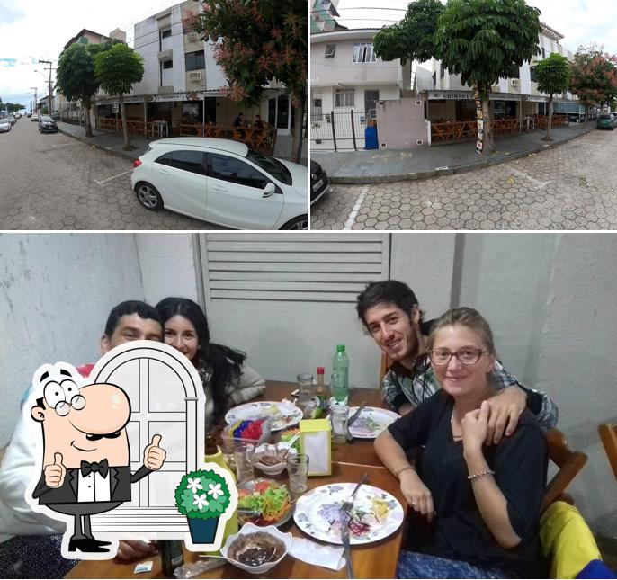 Entre diferentes coisas, exterior e interior podem ser encontrados no Grimmpa's Grill