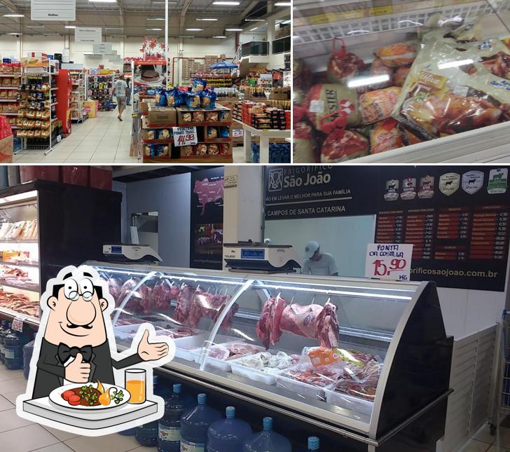 A ilustração da comida e interior no Supermercado Chapecó