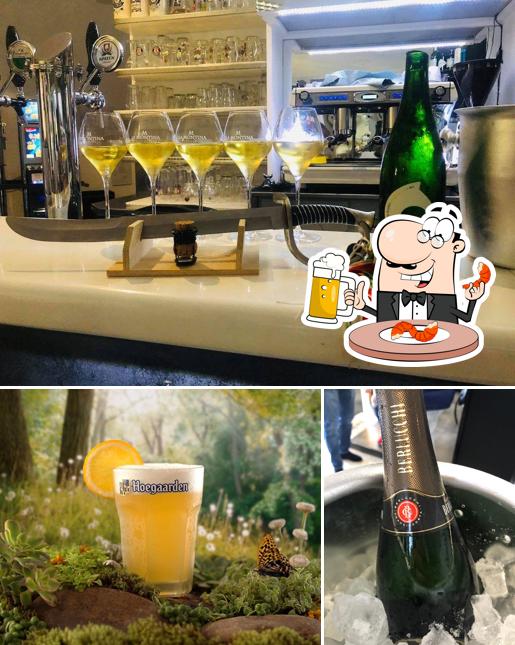 Puoi ordinare un rinfrescante bicchiere di birra chiara o scura