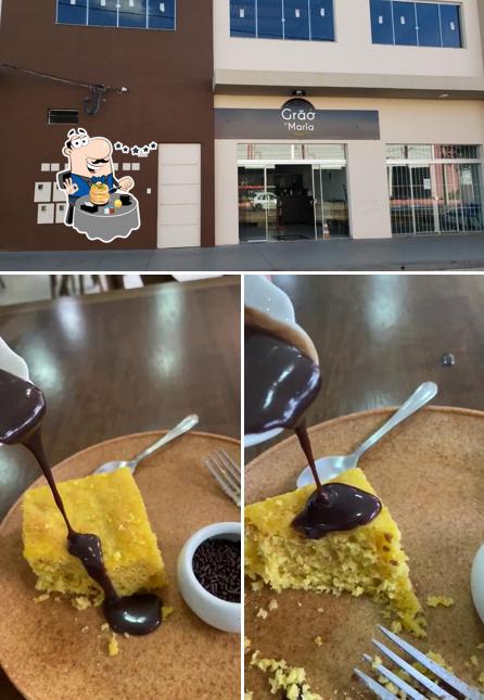 A comida e exterior do restaurante